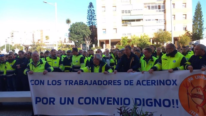 Trabajadores de Acerinox en la puerta de los juzgados tres ser denunciado cuatro por los cortes de carretera.