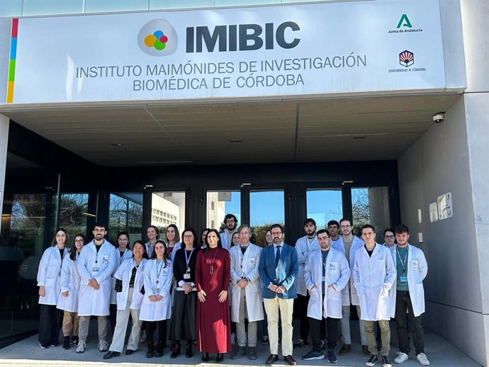 Gálvez (centro), junto a responsables e investigadores del Imibic, ante la sede del Instituto.
