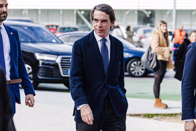 El expresidente del Gobierno José María Aznar llega a la Universidad Francisco de Vitoria para mantener un diálogo con la presidenta de la Comunidad de Madrid, a 5 de febrero de 2024, en Pozuelo de Alarcón, Madrid (España). El encuentro ha tenido lugar en