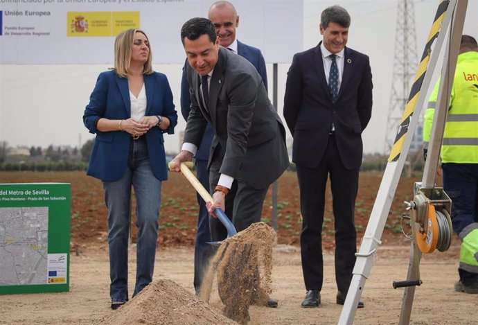 Archivo - El presidente de la Junta de Andalucía, Juanma Moreno, durante la colocación de la primera piedra del ramal técnico del tramo norte de la línea 3 del Metro el 20 de febrero de 2023.