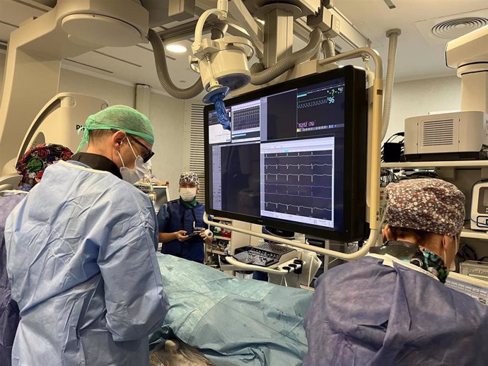 Un equipo del Servicio de Cardiología del Hospital de Sant Pau realizando una implantación de marcapasos  MicraTM VR2 (Barcelona)