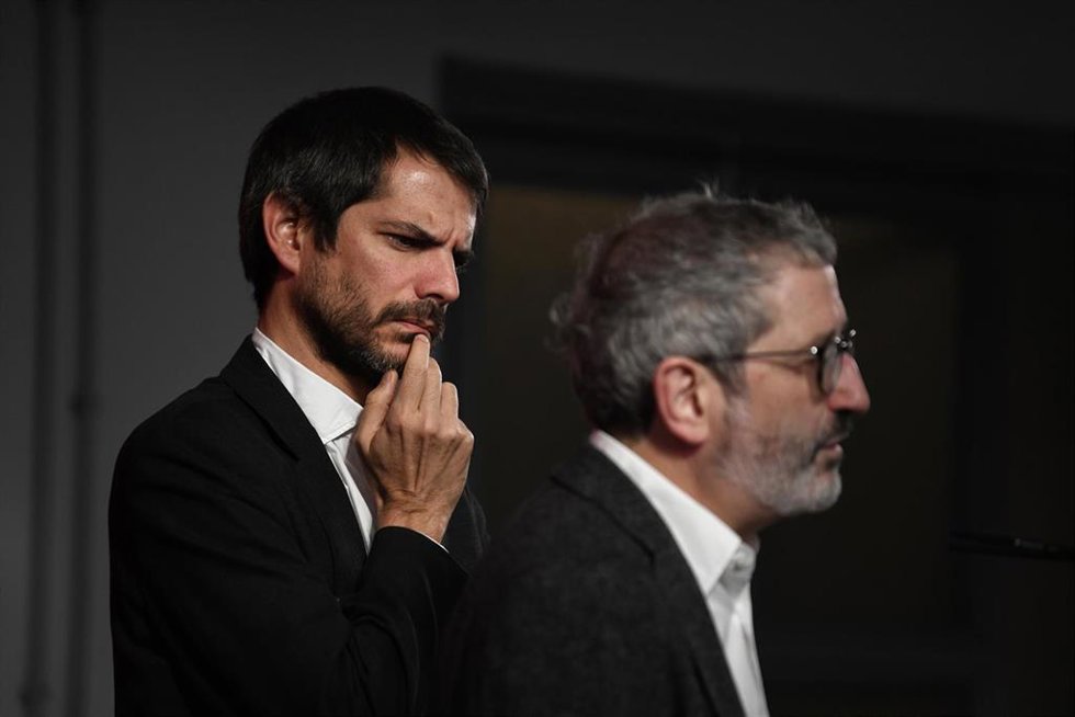 Archivo - El portavoz de Sumar, Ernest Urtasun (i) y el diputado de Sumar Carlos Martín (d), urante una rueda de prensa, en el Espacio Rastro, en Madrid (España). 