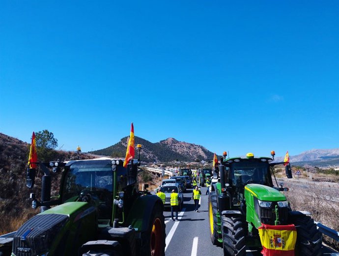 Tractores bloquean la A-92N a su paso por la comarca de Los Vélez en Almería.