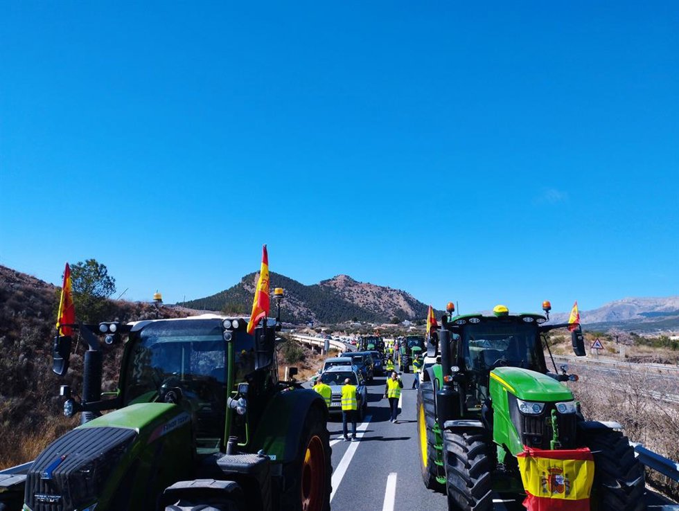 Tractores bloquean la A-92N a su paso por la comarca de Los Vélez en Almería.