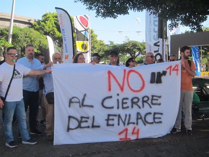 Archivo - Protesta de los vecinos de Guamasa contra el cierre de la TF-5
