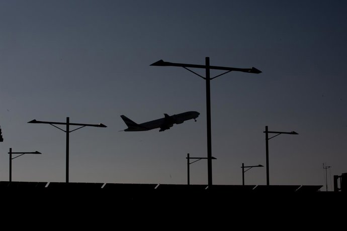 Archivo - Un avión sobrevuela el Aeropuerto de Barcelona-El Prat, a 19 de noviembre de 2021, en El Prat de Llobregat, Barcelona, Catalunya (España).  39 pasajeros con pasaporte libanés de un vuelo procedente de El Cairo (Egipto) con escala en el Aeropue