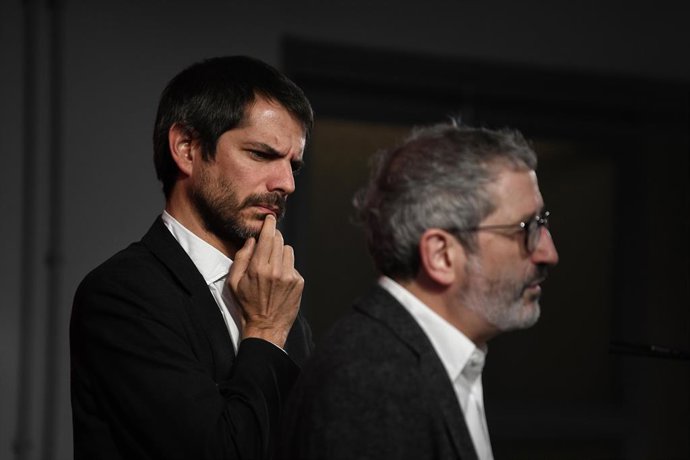Archivo - El portavoz de Sumar, Ernest Urtasun (i) y el diputado de Sumar Carlos Martín (d), urante una rueda de prensa, en el Espacio Rastro, en Madrid (España). Durante la comparecencia, Urtasun ha pedido al Gobierno que reconozca el Estado Palestino,