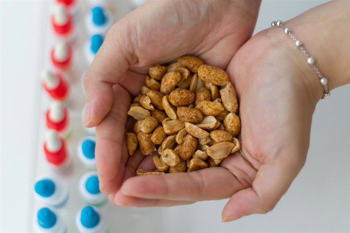 Un puñado de cacahuetes, fruto seco al que son alérgicas más de 200.000 personas en España.