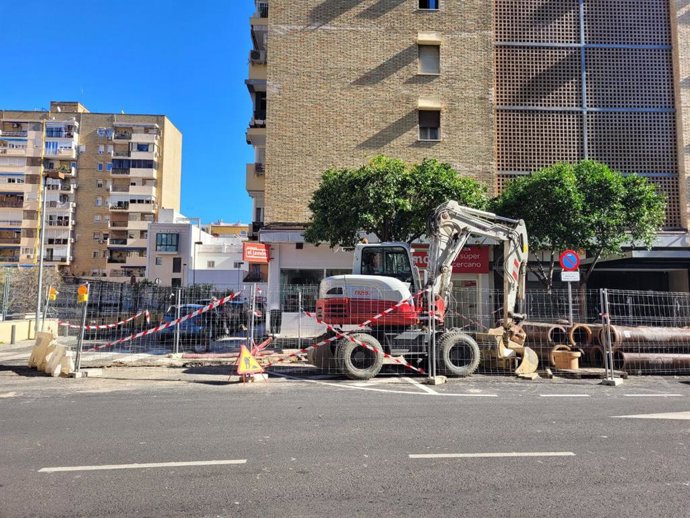 Obras de Emasesa en un tramo recién asfaltado de la calle Esperanza de Triana, en el barrio de Los Remedios.