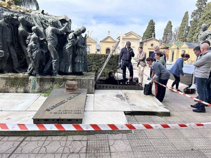 El Ayuntamiento inicia los trabajos para restaurar la cripta y el mausoleo de Joselito El Gallo.