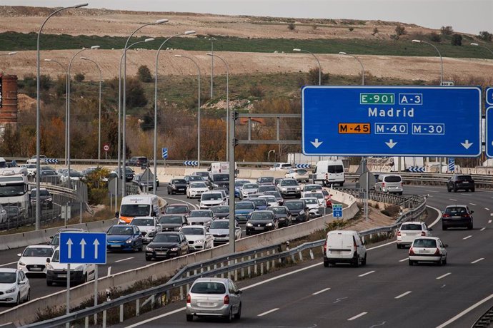 Archivo - Varios coches circulan por la autovía A3, a 5 de diciembre de 2023, en Madrid (España).