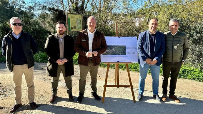 El delegado territorial de Sostenibilidad, Medio Ambiente y Economía Azul de la Junta de Andalucía en la provincia de Cádiz, Óscar Curtido, informa en Ubrique sobre una actuación que se va a desarrollar en una vía pecuaria.