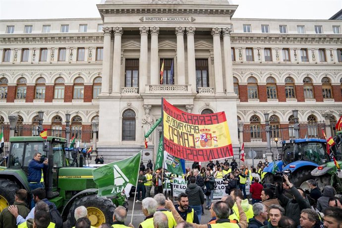 Varios tractores a su llegada al Ministerio de Agricultura durante una protesta de agricultores y ganaderos,  