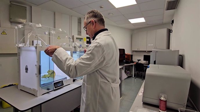 Antonio Martín, responsable de la Unidad de Impresión 3D del Hospital 12 de Octubre, en el laboratorio 3D, frente a la impresión de un hueso coxal