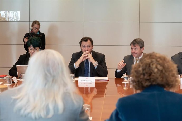 El ministro de Transportes, Óscar Puente (c), y el secretario de Estado de Transportes y Movilidad Sostenible, José Antonio Santano (1d), durante la constitución de la comisión política para el traspaso integral de trenes Rodalies, en la Conselleria de Te