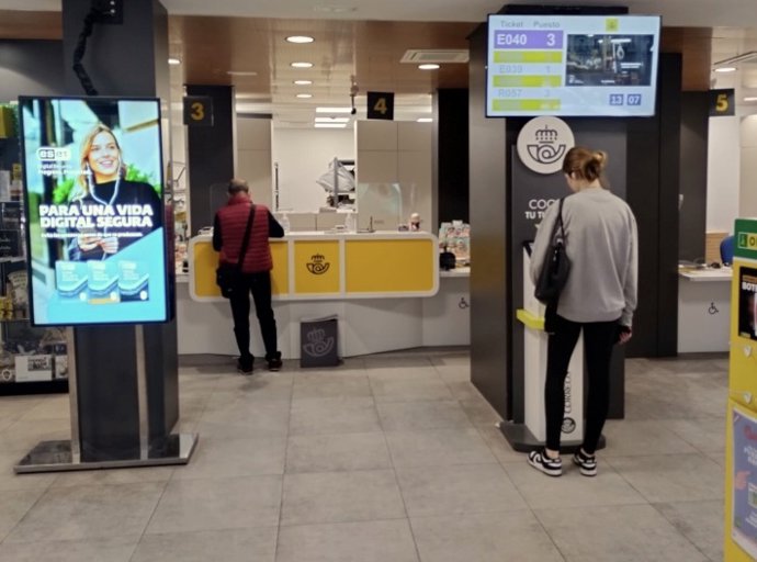 Archivo - La empresa defiende que, con esta intervención, ajusta la oficina a "la actual imagen de la empresa".