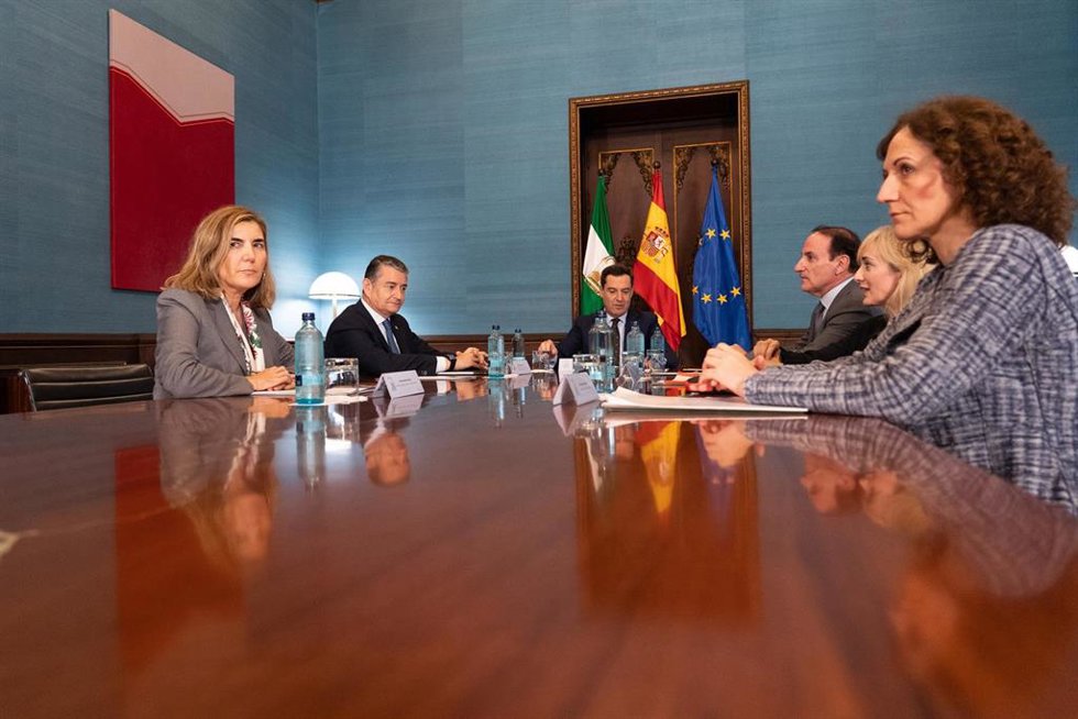 Archivo - El presidente de la Junta de Andalucía, Juanma Moreno (c), el consejero de Presidencia, Antonio Sanz(2i), y la consejera de Empleo, Rocío Blanco (3i), con agentes sociales y económicos, en una imagen de archivo.