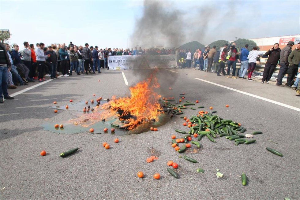 Archivo - Calabacines ardiendo en el corte de la A-7 en El Ejido (Almería) protagonizado por agricultores en febrero de 2020