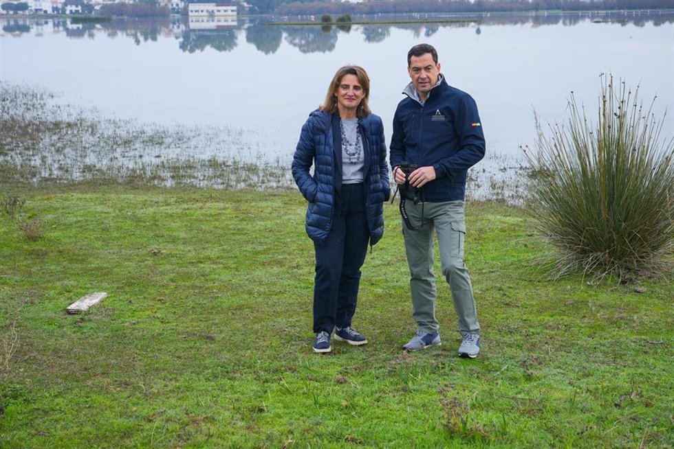 Archivo - El presidente de la Junta de Andalucía, Juanma Moreno, conversa con la ministra de Transición Ecológica y Reto Demográfico, Teresa Ribera, durante la visita al Parque Nacional de Doñana. A 27 de noviembre de 2023, en Almonte, Huelva (Andalucía