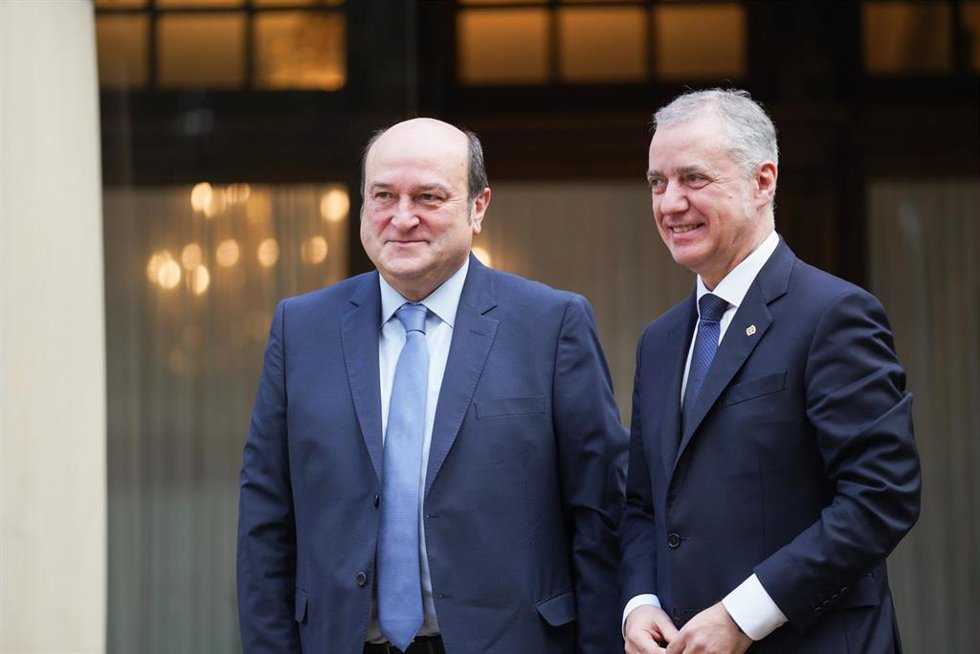 El presidente del PNV, Andoni Ortuzar (i) y el lehendakari, Iñigo Urkullu (d), a su llegada a una reunión, en el Palacio de Ajuria Enea, a 19 de febrero de 2024, en Vitoria-Gasteiz, Álava, País Vasco (España). Durante la reunión, han analizado las elecc