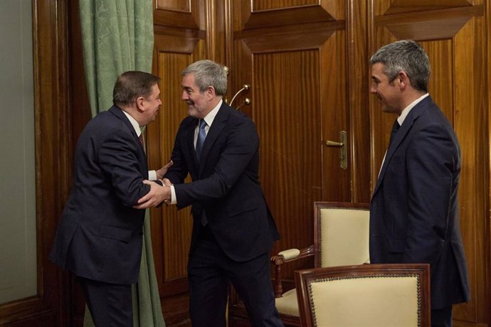 El presidente de Canarias, Fernando Clavijo, junto al consejero canario de Agricultura, Ganadería, Pesca y Soberanía Alimentaria, Narvay Quintero, y el ministro de Agricultura, Pesca y Alimentación, Luis Planas