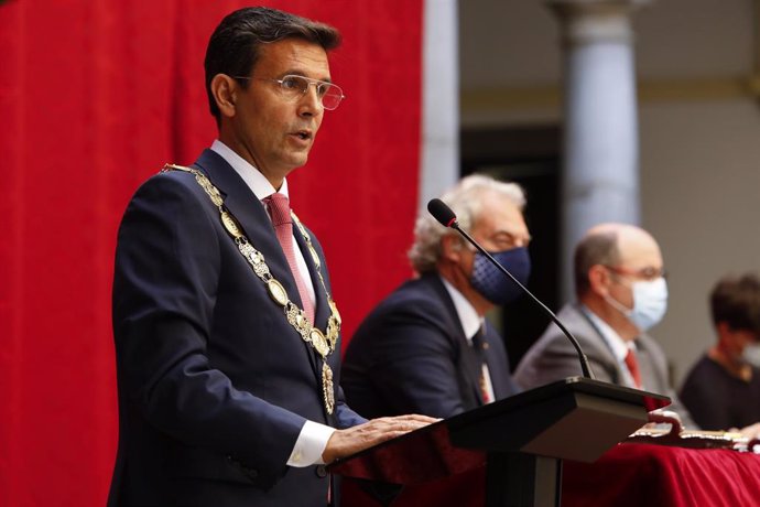 Archivo - Pleno del Ayuntamiento de Granada para la elección del nuevo alcalde de la ciudad, Francisco Cuenca del PSOE, en la imagen tomando posesión del cargo,  a 7 de julio del 2021 en Granada, Andalucía. (Foto de archivo).