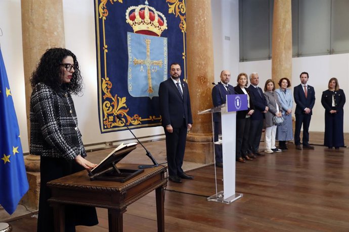 La consejera de Cultura, Política Llingüística y Deporte, Vanessa Gutiérrez, promete el cargo.