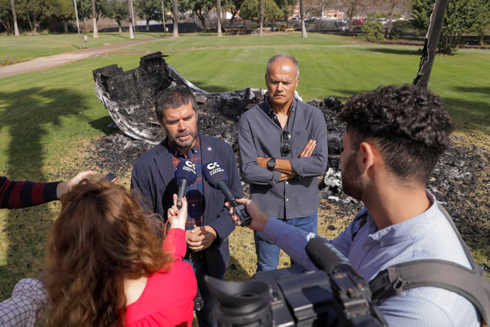 El rector de la Universidad de La Laguna, Francisco García, y el director del Centro de Estudios Africanos, Víctor Martín, atiende a los medios de comunicación