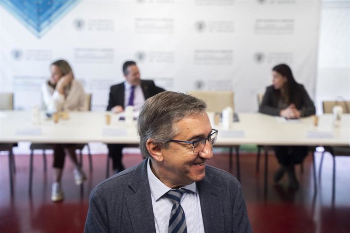 El conseller de Educación, Universidades y Empleo, José Antonio Rovira, visita las instalaciones del Consorcio Espacial Valenciano y la Agencia Espacial Europea, en la Universitat Politcnica de Valncia