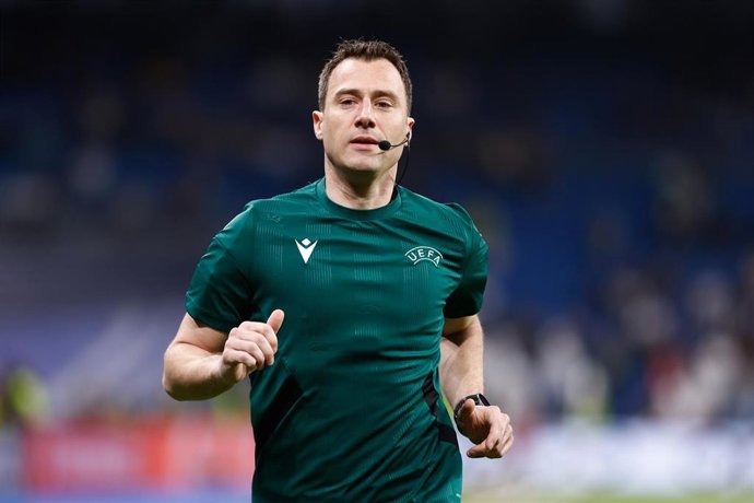 Archivo - Felix Zwayer, referee of the match, warms up during the UEFA Champions League, Round of 16, football match played between Real Madrid and Liverpool FC at Santiago Bernabeu stadium on March 15, 2023, in Madrid, Spain.
