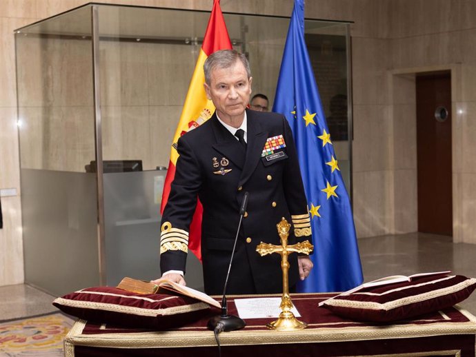 El almirante Antonino Cordero toma posesión de su nuevo cargo como director del Gabinete Técnico de Robles.