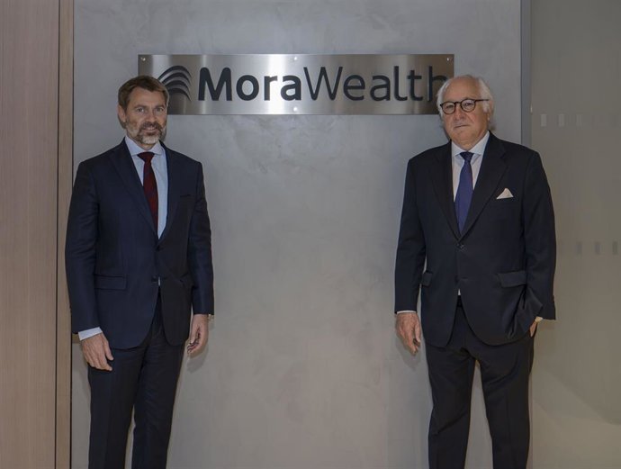 Archivo - El consejero director general de MoraBanc, Lluís Alsina (izquierda), y el presidente de MoraBanc, Juan María Nin.