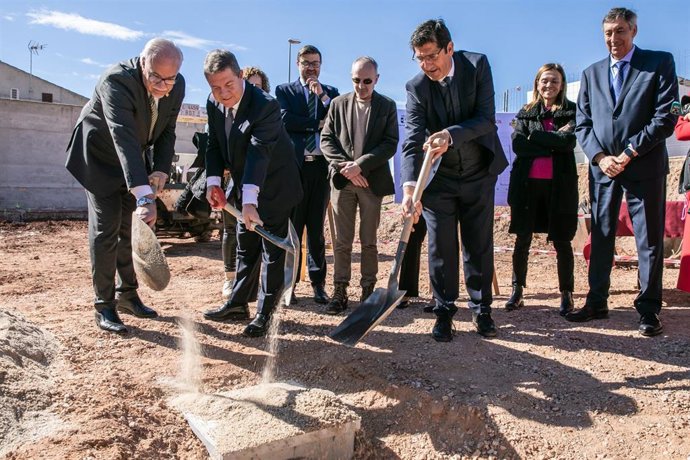 El presidente de Castilla-La Mancha, Emiliano García-Page, ha colocado este lunes la primera piedra de las obras del nuevo Centro de Educación de Personas Adultas (CEPA) 'San Blas' de Manzanares (Ciudad Real).