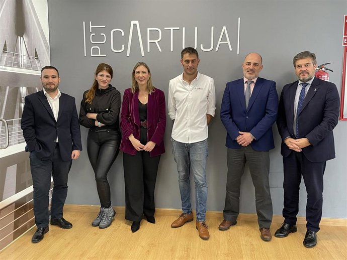 Los representantes de las cuatro startups de alta tecnología que han establecido su sede en la Tecnoincubadora Marie Curie del Parque Científico y Tecnológico Cartuja junto a responsables del parque y de la Junta.