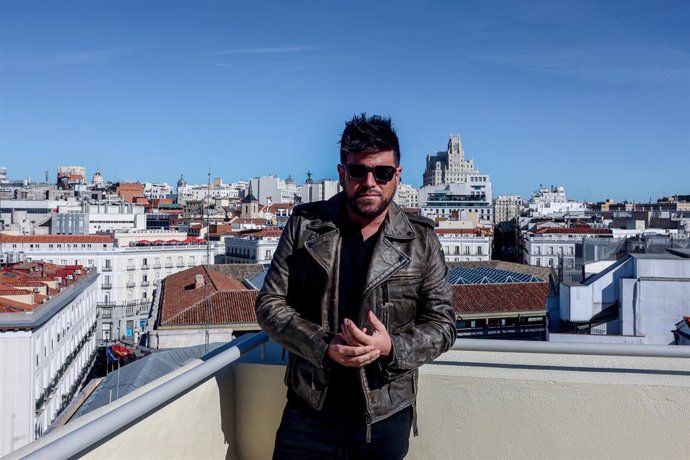 El cantante Pablo López posa tras una entrevista para Europa Press, en el Hotel Umusic, a 19 de febrero de 2024, en Madrid (España). Pablo José López Jiménez, conocido artísticamente como Pablo López, es un cantautor, compositor y músico español, cuyo g