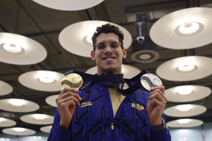 El nadador español Hugo González posa con sus medallas de oro y plata de los Mundiales de Doha de 2024