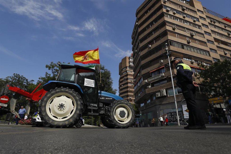 Archivo - Los regantes durante la tractorada para reclamar la autorización del riego con aguas regeneradas en mayo de 2023
