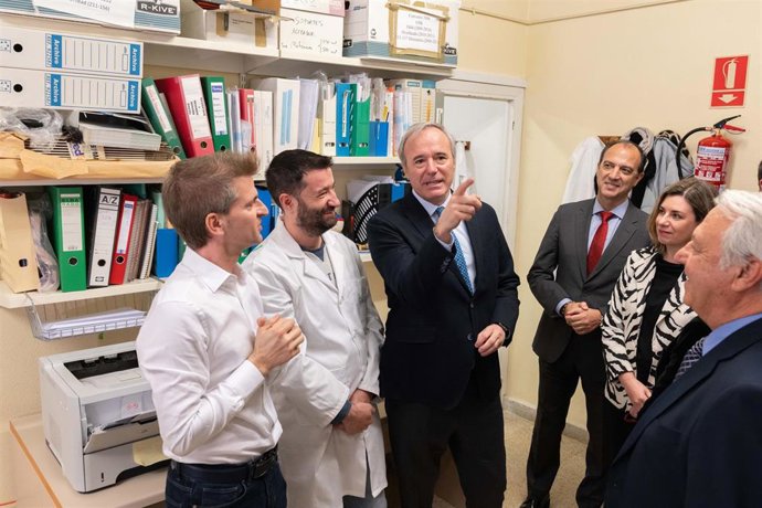 El presidente del Gobierno de Aragón, Jorge Azcón, durante una visita a los laboratorios de la Facultad de Medicina de la Universidad de Zaragoza.