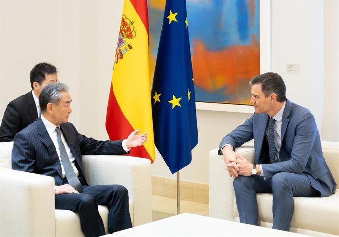 El presidente del Gobierno, Pedro Sánchez, se reúne con el ministro de Relaciones Exteriores de la República Popular de China, Wang Yi