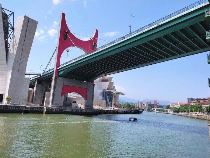 Archivo - El Museo Guggenheim y el puente de La Salve en una jornada soleada