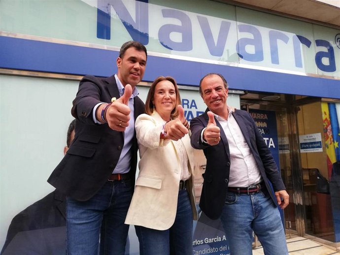 Archivo - Javier García, Cuca Gamarra y Carlos García Adanero en el acto de cierre de campaña del PP de Navarra.
