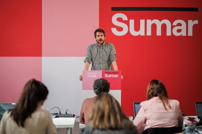 El portavoz de Sumar, Ernest Urtasun, ofrece una rueda de prensa, en el Espacio Rastro, a 19 de febrero de 2024, en Madrid (España). Su comparecencia tiene lugar un día después de los comicios gallegos en los que Sumar no obtuvo representación en el Par
