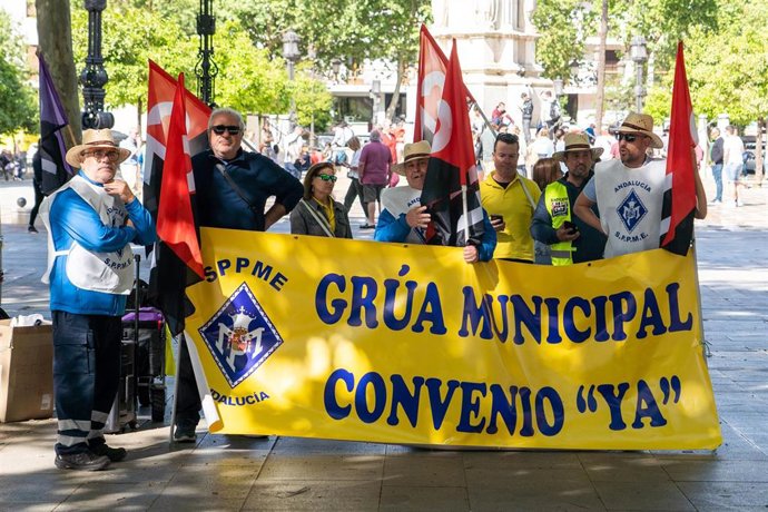 Archivo - Varios trabajadores del servicio municipal de grúa ante el Ayuntamiento