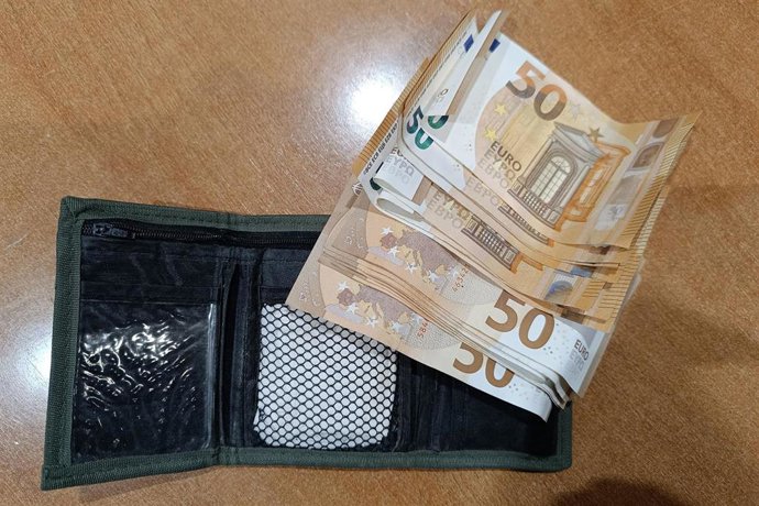 Cartera encontrada por un vecino y entregada a la Policía de Argamasilla de Alba.