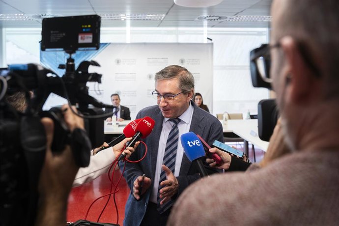 El conseller d'Educació, Universitats i Ocupació, José Antonio Rovira, atén als mitjans durant la seua vista a les installacions del Consorci Espacial Valenci i l'Agncia Espacial Europea situades a la Universitat Politcnica de Valncia.