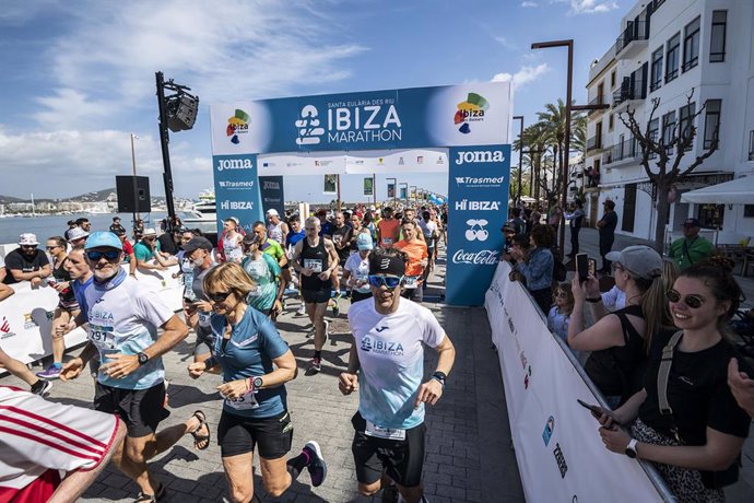 Archivo - Salida del Santa Eulria Ibiza Marathon de 2023.