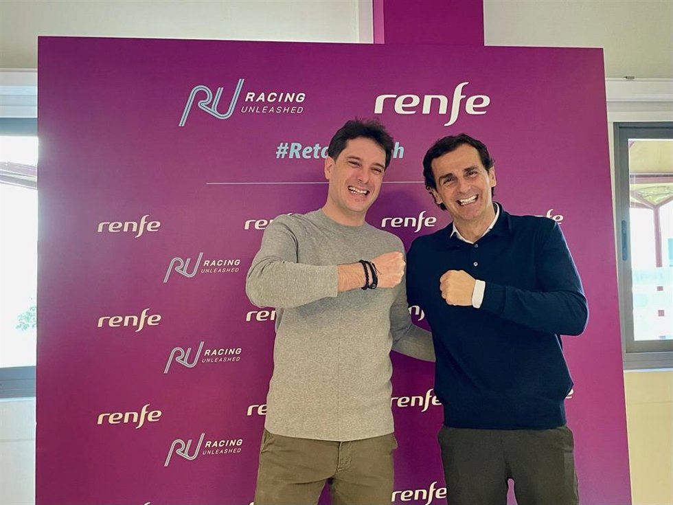 Pedro de la Rosa y un maquinista de Renfe se retan a alta velocidad en el simulador.