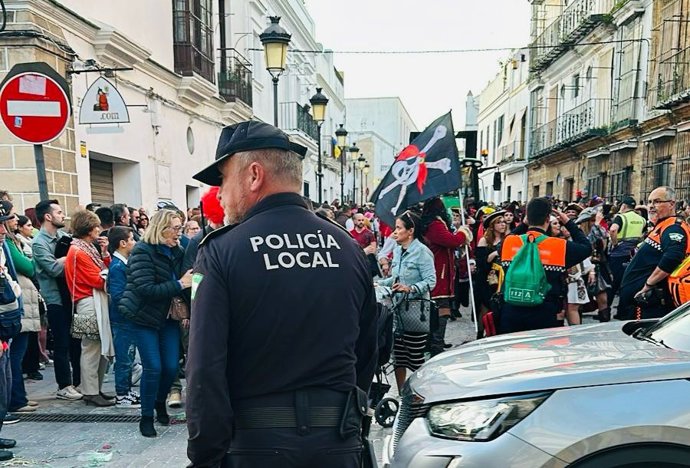Un agente de la Policía Local de El Puerto surante el carnaval.