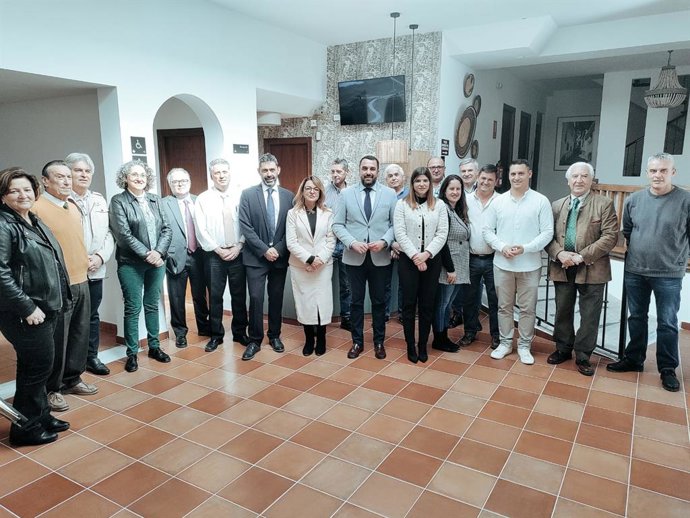 El alcalde de esta localidad, José Carlos Sánchez Barea, y responsables del Área de Turismo de la Diputación de Cádiz celebran los 30 años del Hotel Villa de Algar.