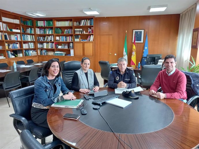 Granados (2 izda.) y Casasola (dcha.), en la reunión de la comisión mixta del convenio para el control e inspección de taxis y VTC en Córdoba.